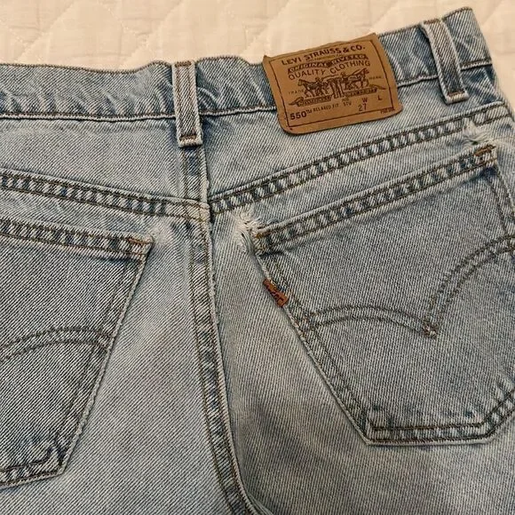 NWOT Levi’s Vintage High Waisted Denim Shorts 550 Student Relaxed Fit, Size W27